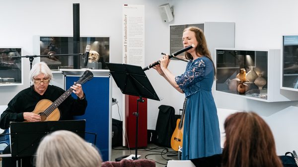 Rudolf Klemisch (Biedermeier-Gitarre) und Sabine Dreier (achtklappige Holzflöte) spielen Buschs Tannhäuser-Potpourri, 5. Juli 2024