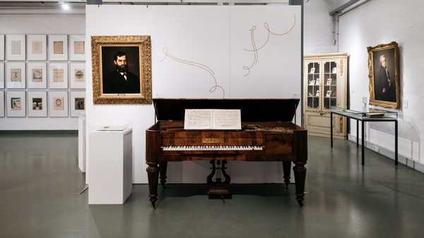 Tafelklavier der Firma C. A. André, Frankfurt am Main, Biedermeierstil, um 1860, vor dem Bildnis; Ausstellung 2024