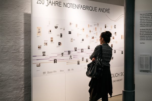Vor der Eröffnung: eine Besucherin an der Zeitleiste