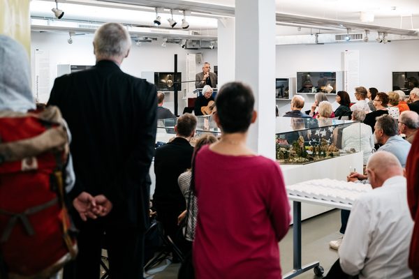 Blick von hinten: Hans-Jörg André spricht, davor Rudolf Klemisch