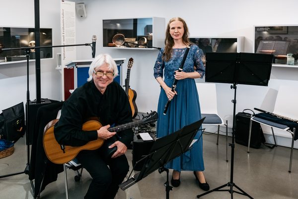 Rudolf Klemisch (Biedermeier-Gitarre) und Sabine Dreier (achtklappige Holzflöte)