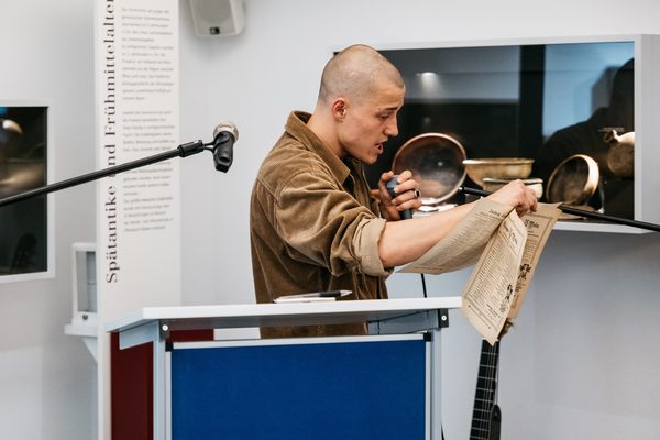 Moritz André mit Männerchor-Heften aus dem Verlag