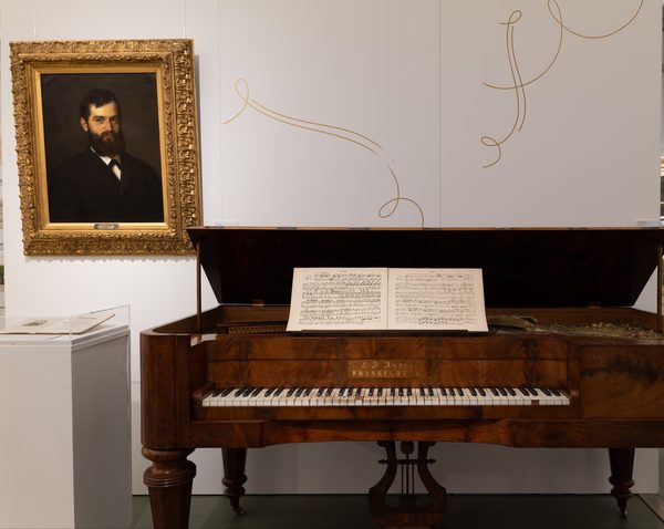Tafelklavier der Firma C. A. André, Frankfurt am Main, Biedermeierstil, um 1860 – aus der Zeit der eigenen Klavierfertigung; Ausstellung 2024