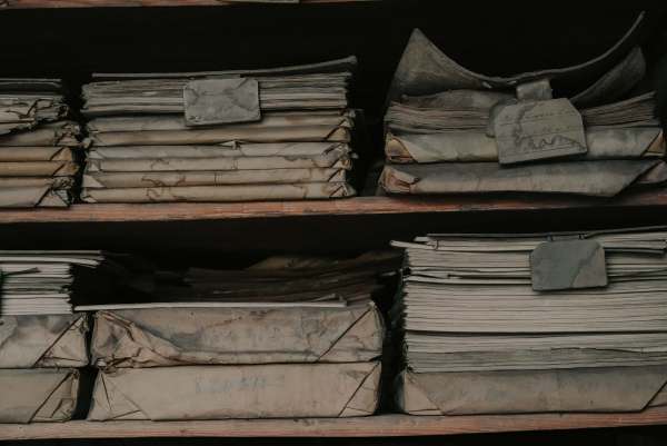 In Packpapier eingeschlagene Notenpakete mit handschriftlichen Etiketten