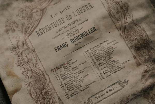 Titelblatt „Le petit Répertoire de l’Opéra“ für Klavier von Franç. Burgmüller mit verziertem Rahmen
