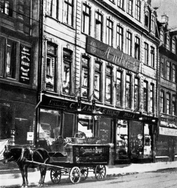 Frankfurt, Steinweg 7: Haus „Beethoven“ der Firma C. A. André, 1872–1944; vor dem Laden ein Pferdefuhrwerk. Foto, undatiert