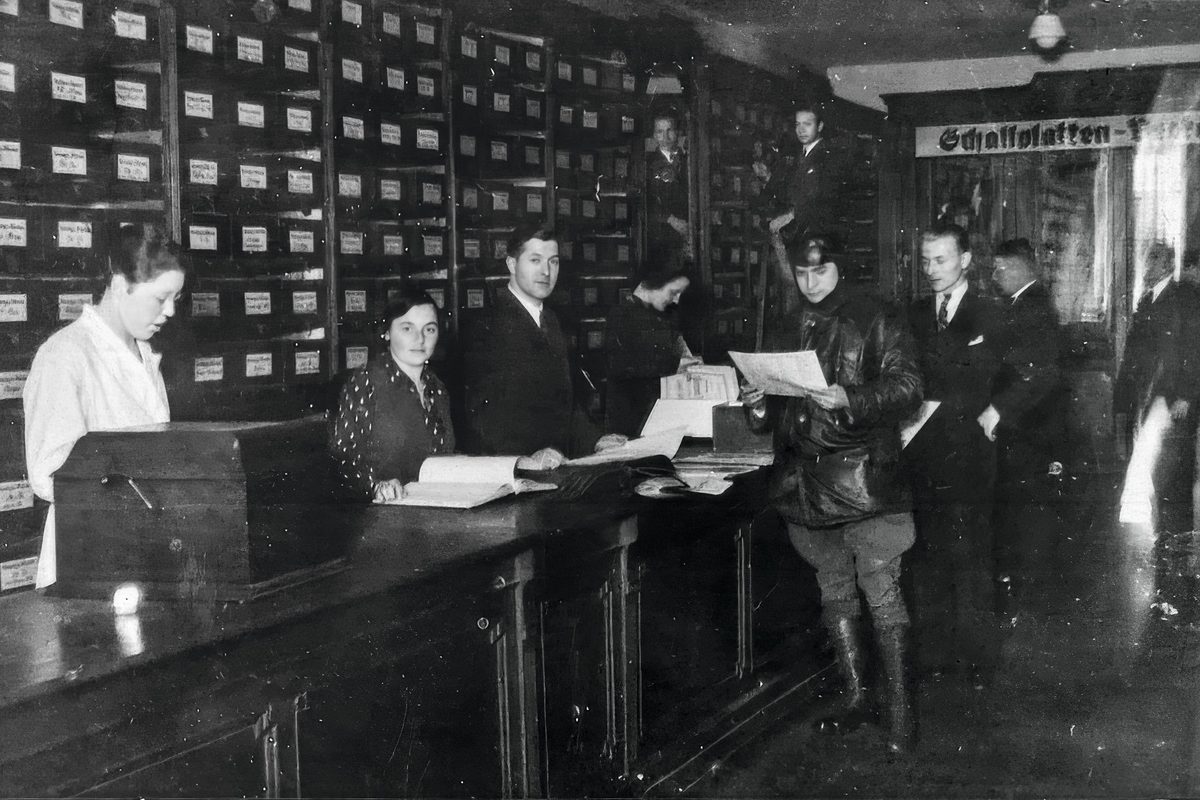 Kunden und Belegschaft in Frankfurt (1930)